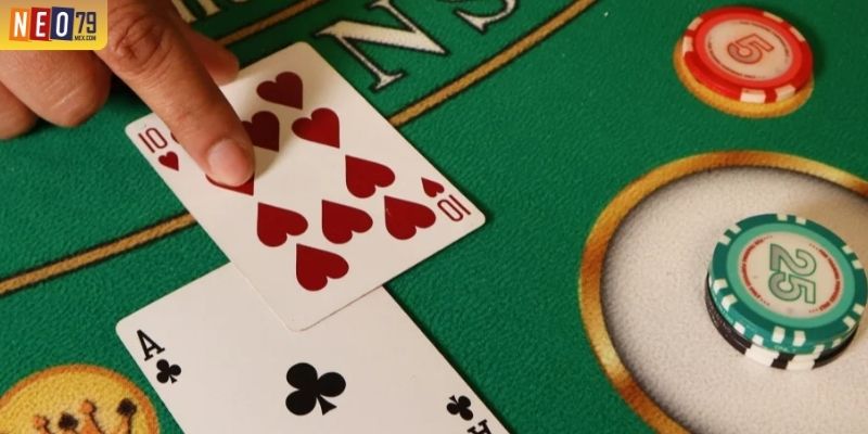 Chia 2 lá đầu tiên và xét bài mở đầu ván xì dách